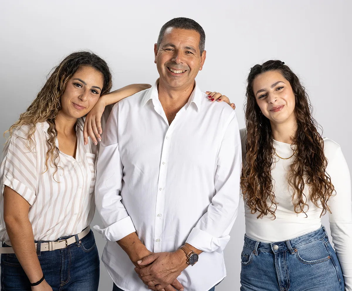 Luís Oliveira com Patrícia e Ana Sofia, família da Pastelaria Patyanne, em retrato de estúdio