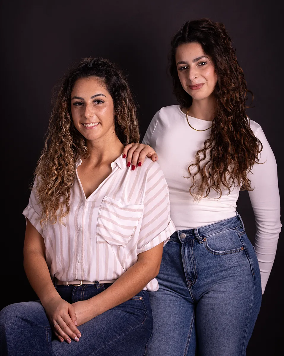 Patrícia e Ana Sofia, responsáveis pela continuidade da Pastelaria Patyanne, em retrato de estúdio