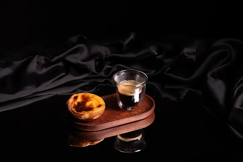 Pastel de nata artesanal da Pastelaria Patyanne em destaque com chavena de café